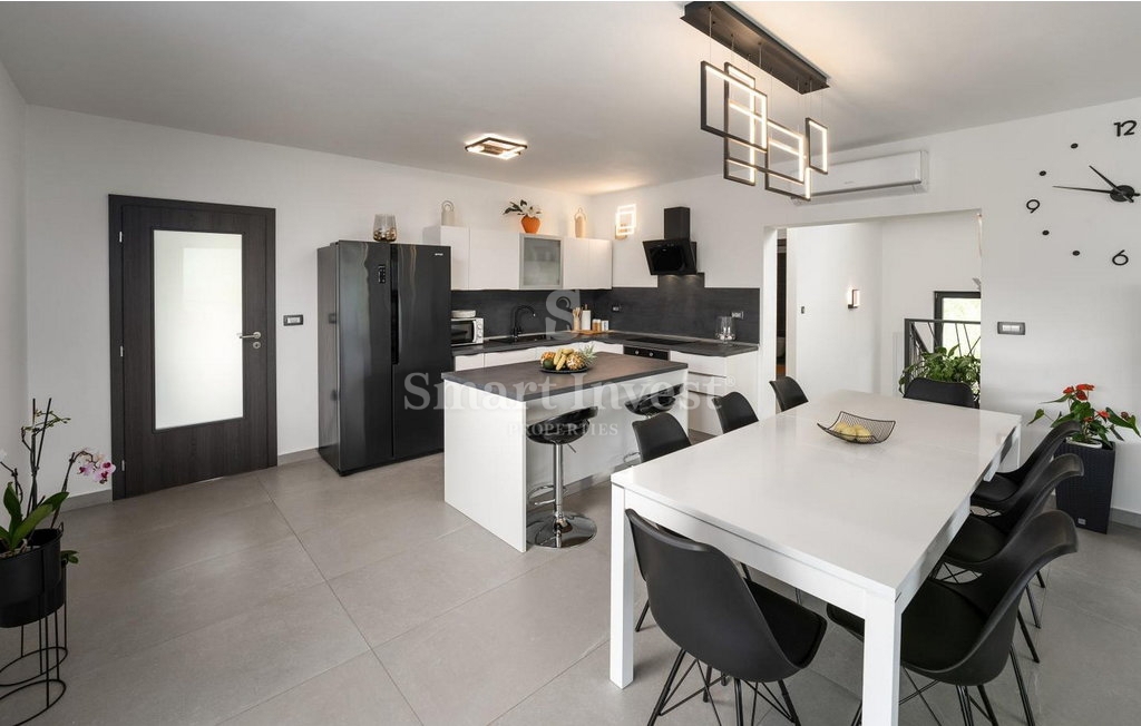 LABIN - RABAC, nuova villa moderna con piscina, a 7 km dal mare