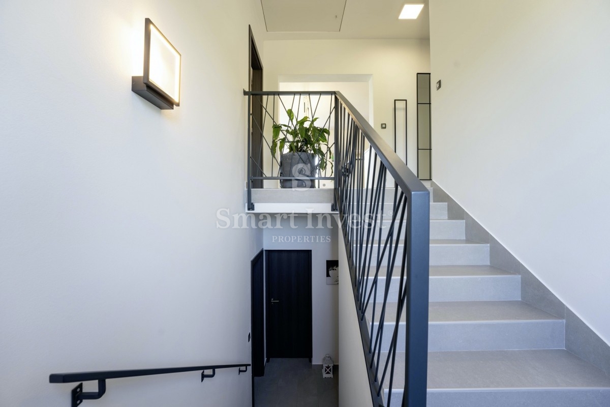 LABIN - RABAC, nuova villa moderna con piscina, a 7 km dal mare