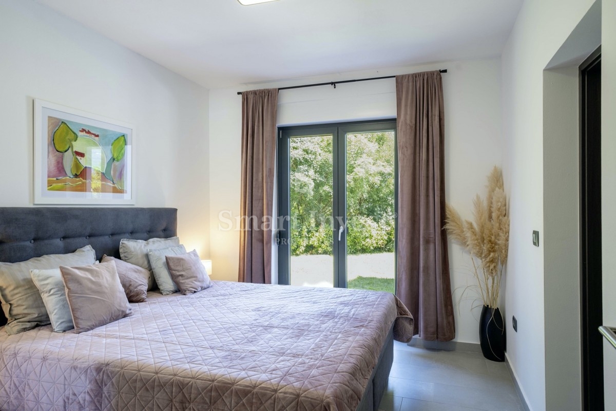 LABIN - RABAC, nuova villa moderna con piscina, a 7 km dal mare