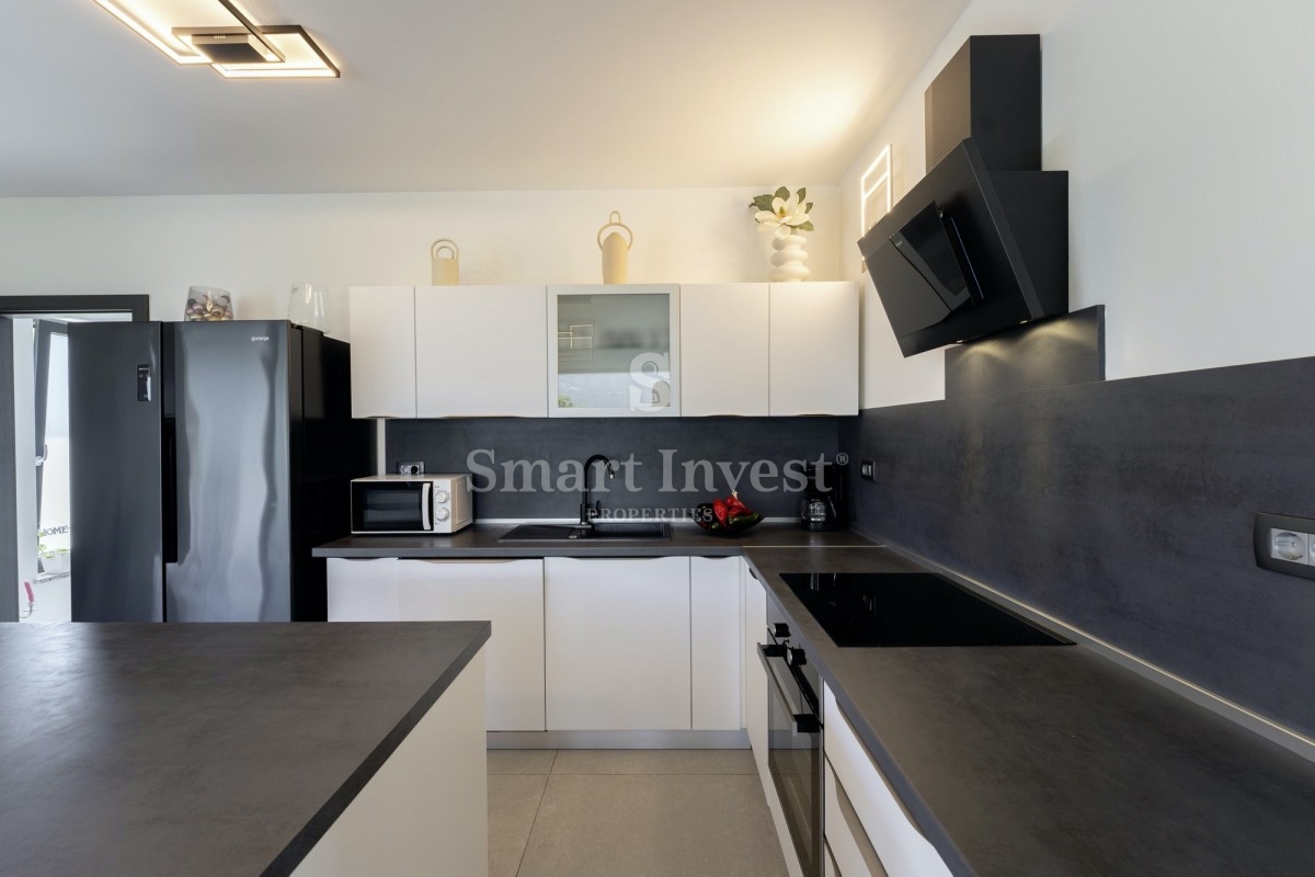 LABIN - RABAC, nuova villa moderna con piscina, a 7 km dal mare