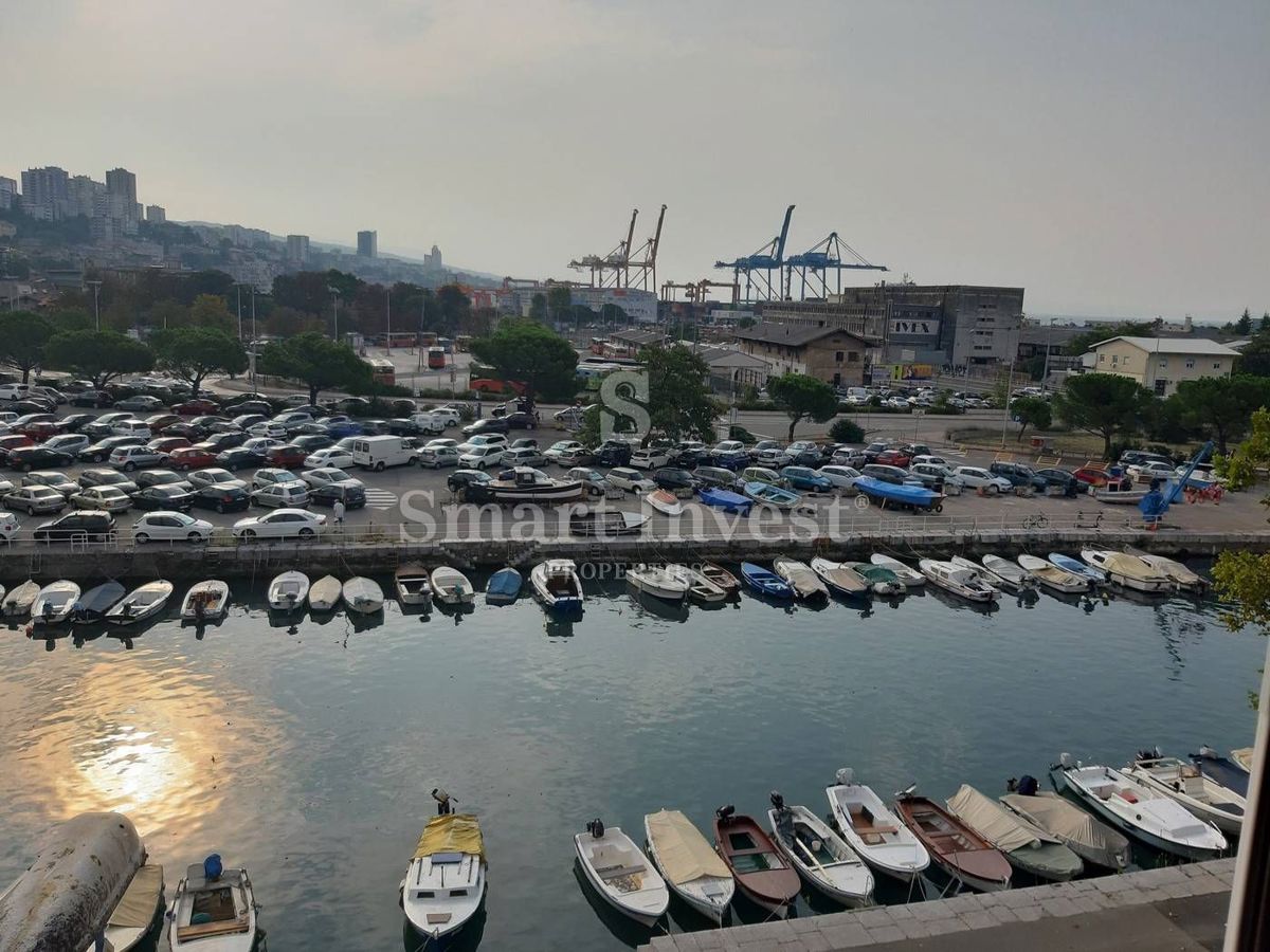 FIUME - CENTRO, spazioso appartamento con vista mare