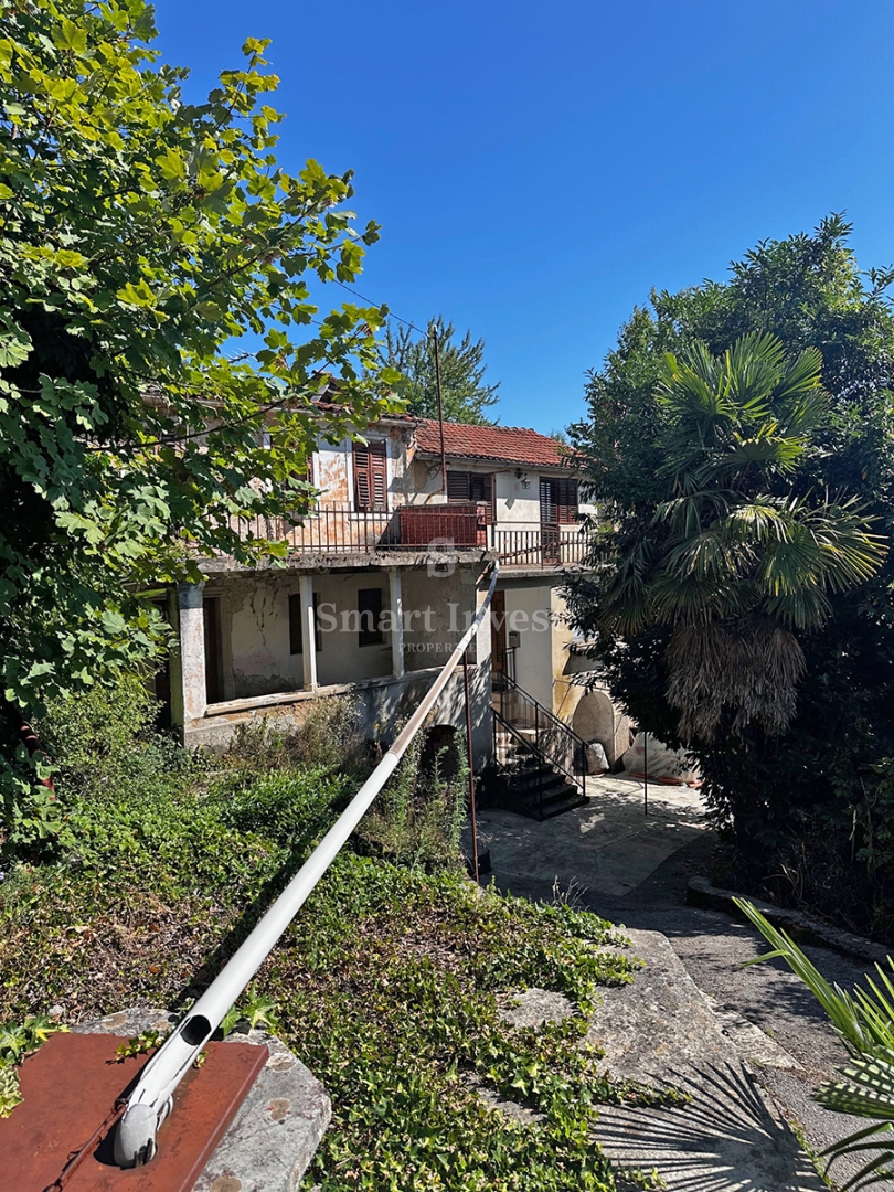 MATULJI - RUKAVAC, vecchia casa bifamiliare in posizione tranquilla!