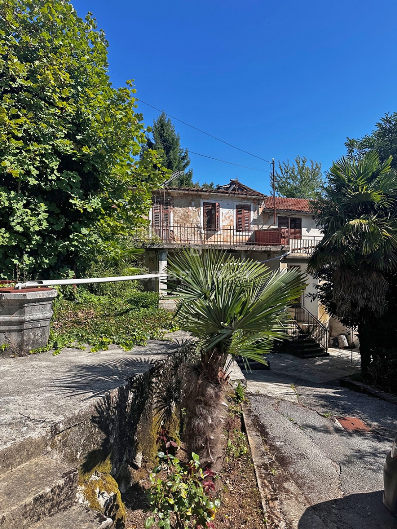 MATULJI - RUKAVAC, vecchia casa bifamiliare in posizione tranquilla!