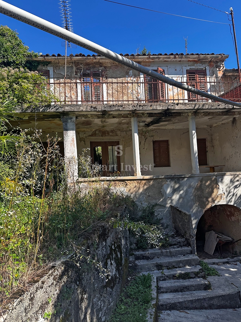 MATULJI - RUKAVAC, vecchia casa bifamiliare in posizione tranquilla!