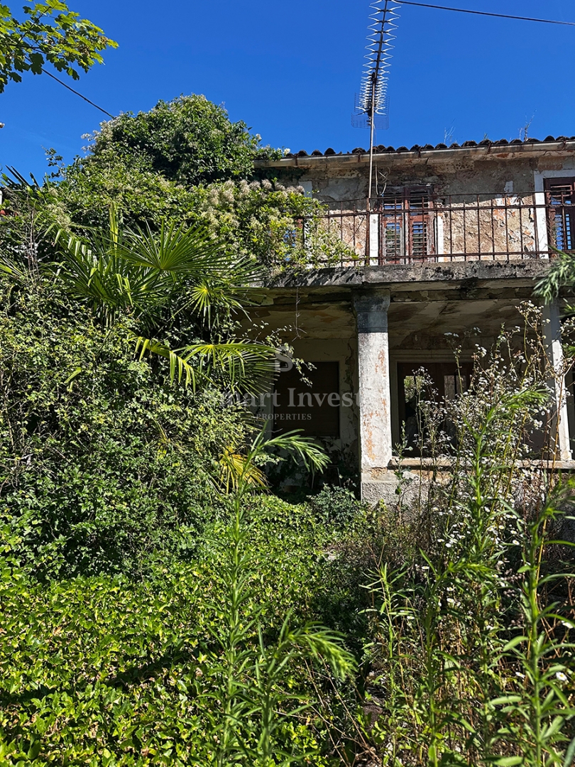 MATULJI - RUKAVAC, vecchia casa bifamiliare in posizione tranquilla!