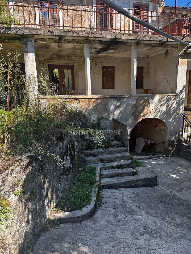 MATULJI - RUKAVAC, vecchia casa bifamiliare in posizione tranquilla!