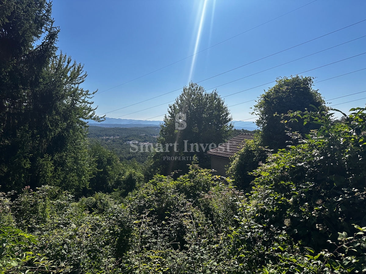 MATULJI - RUKAVAC, vecchia casa bifamiliare in posizione tranquilla!