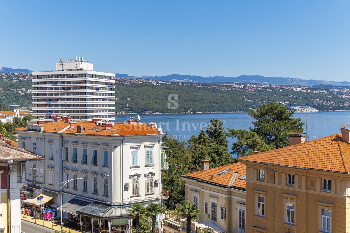 ABBAZIA, lussuoso attico in un'antica villa con parcheggio