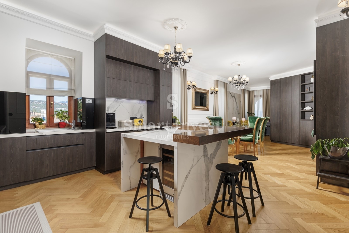 ABBAZIA, lussuoso attico in un'antica villa con parcheggio