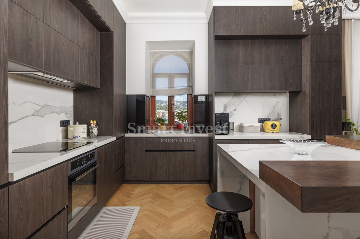 ABBAZIA, lussuoso attico in un'antica villa con parcheggio