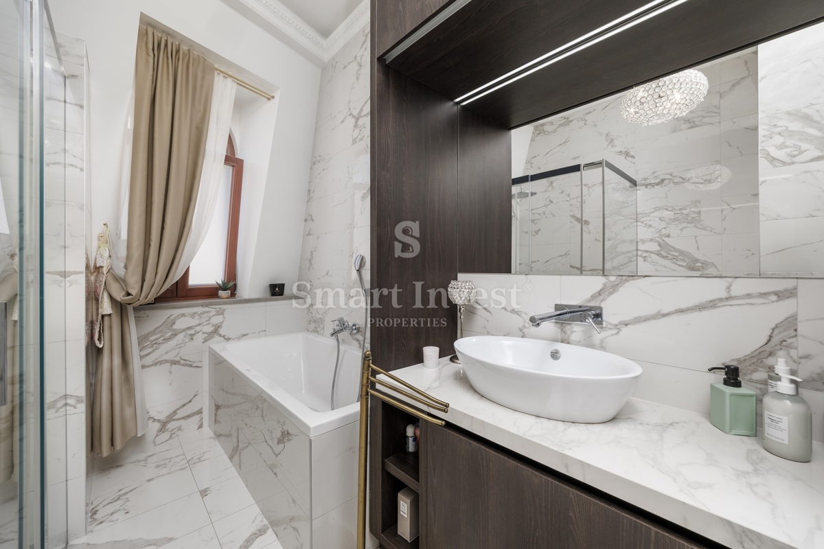 ABBAZIA, lussuoso attico in un'antica villa con parcheggio