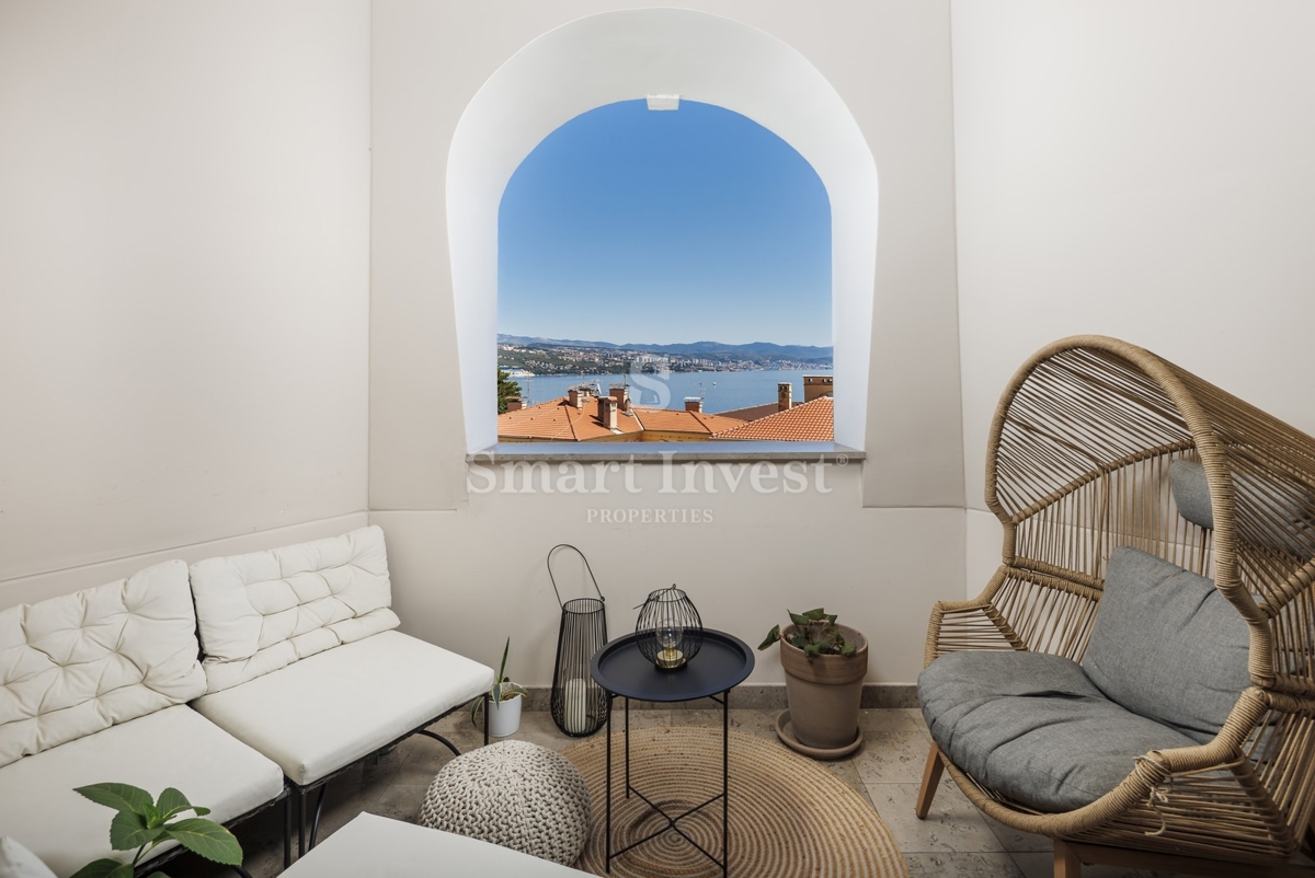 ABBAZIA, lussuoso attico in un'antica villa con parcheggio