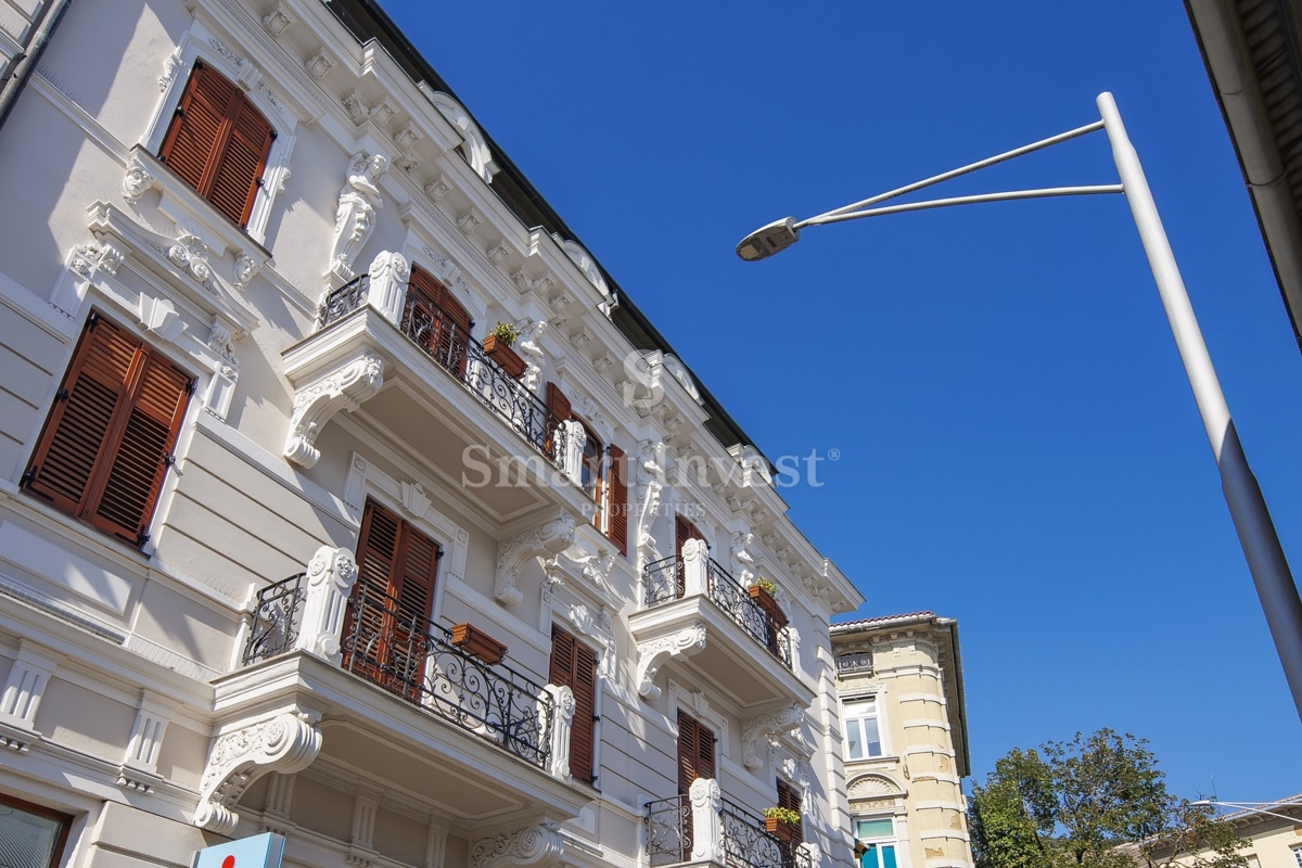 ABBAZIA, lussuoso attico in un'antica villa con parcheggio