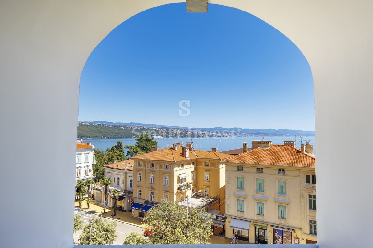 ABBAZIA, lussuoso attico in un'antica villa con parcheggio