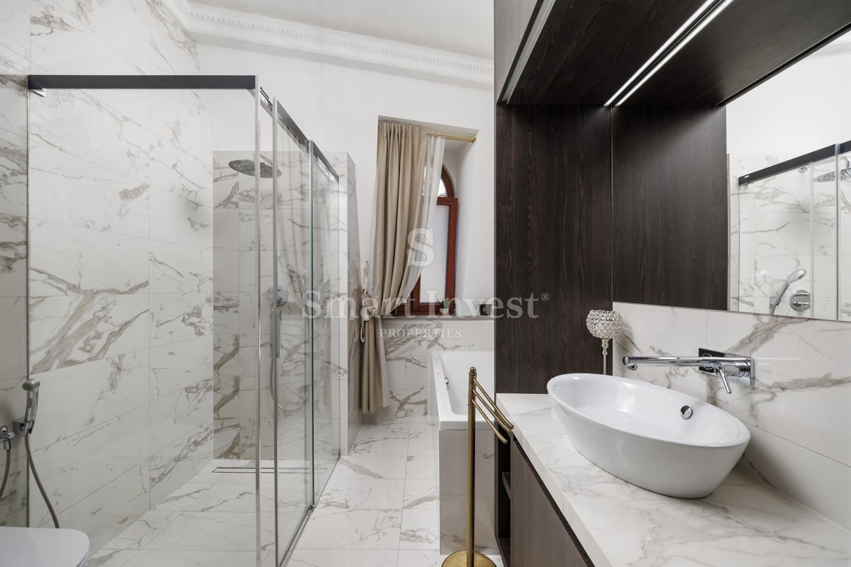 ABBAZIA, lussuoso attico in un'antica villa con parcheggio