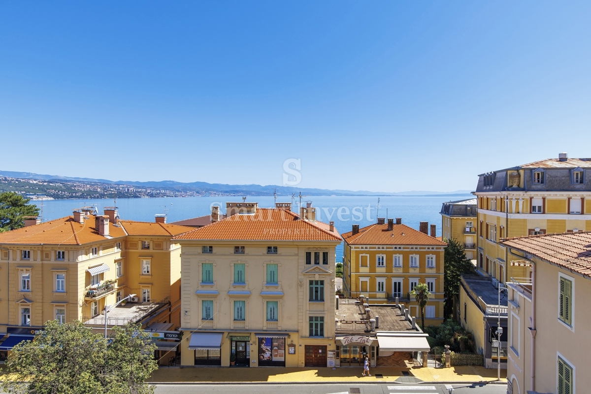 ABBAZIA, lussuoso attico in un'antica villa con parcheggio