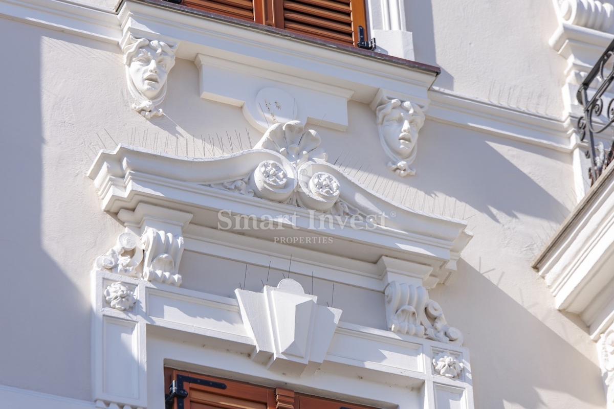 ABBAZIA, lussuoso attico in un'antica villa con parcheggio