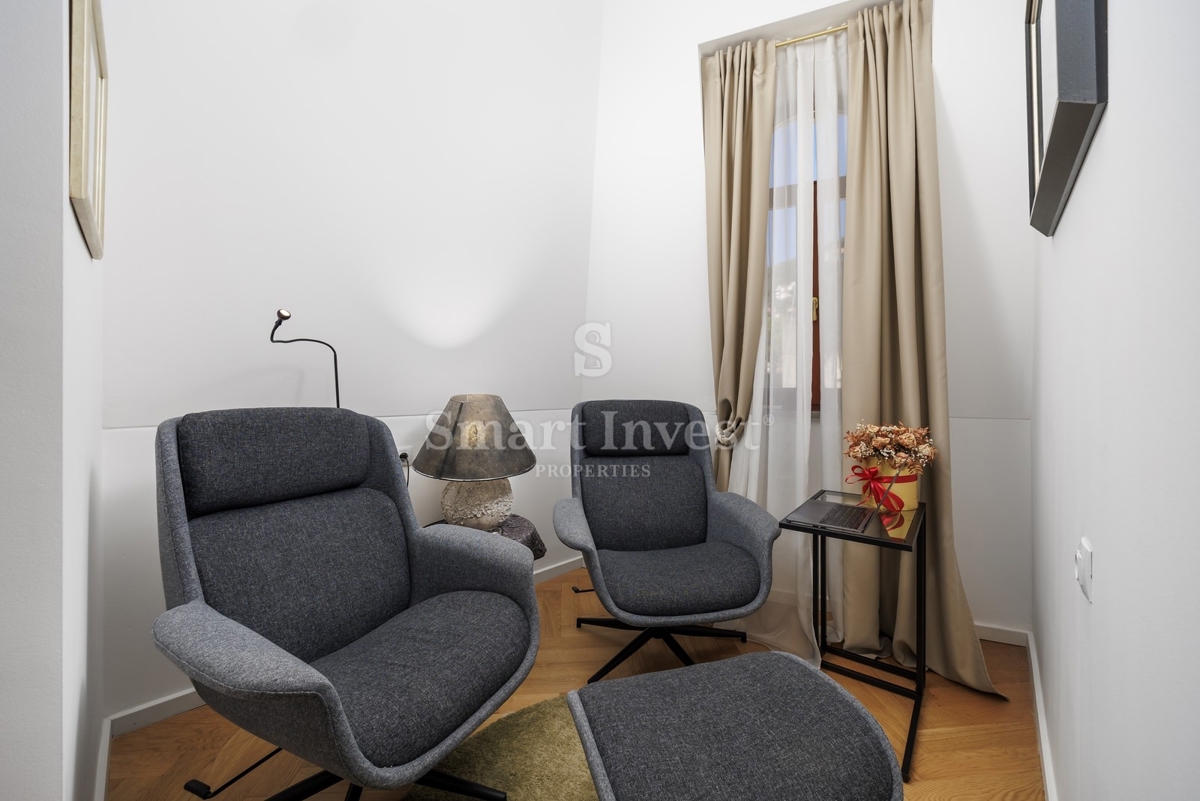 ABBAZIA, lussuoso attico in un'antica villa con parcheggio