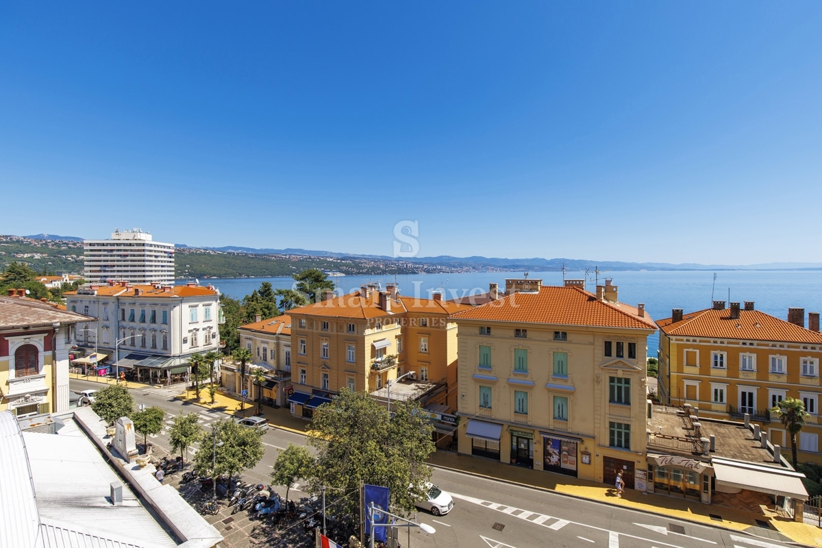 ABBAZIA, lussuoso attico in un'antica villa con parcheggio