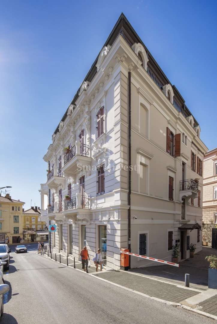 ABBAZIA, lussuoso attico in un'antica villa con parcheggio