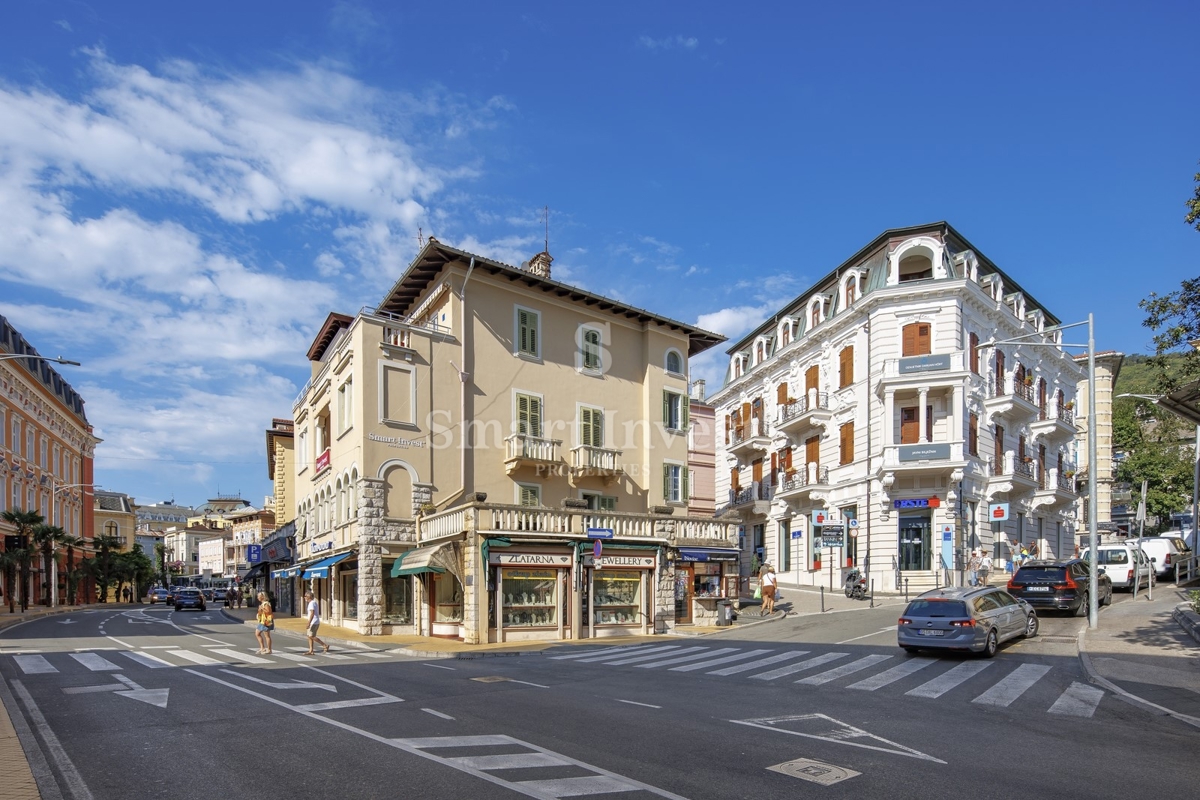 ABBAZIA, lussuoso attico in un'antica villa con parcheggio