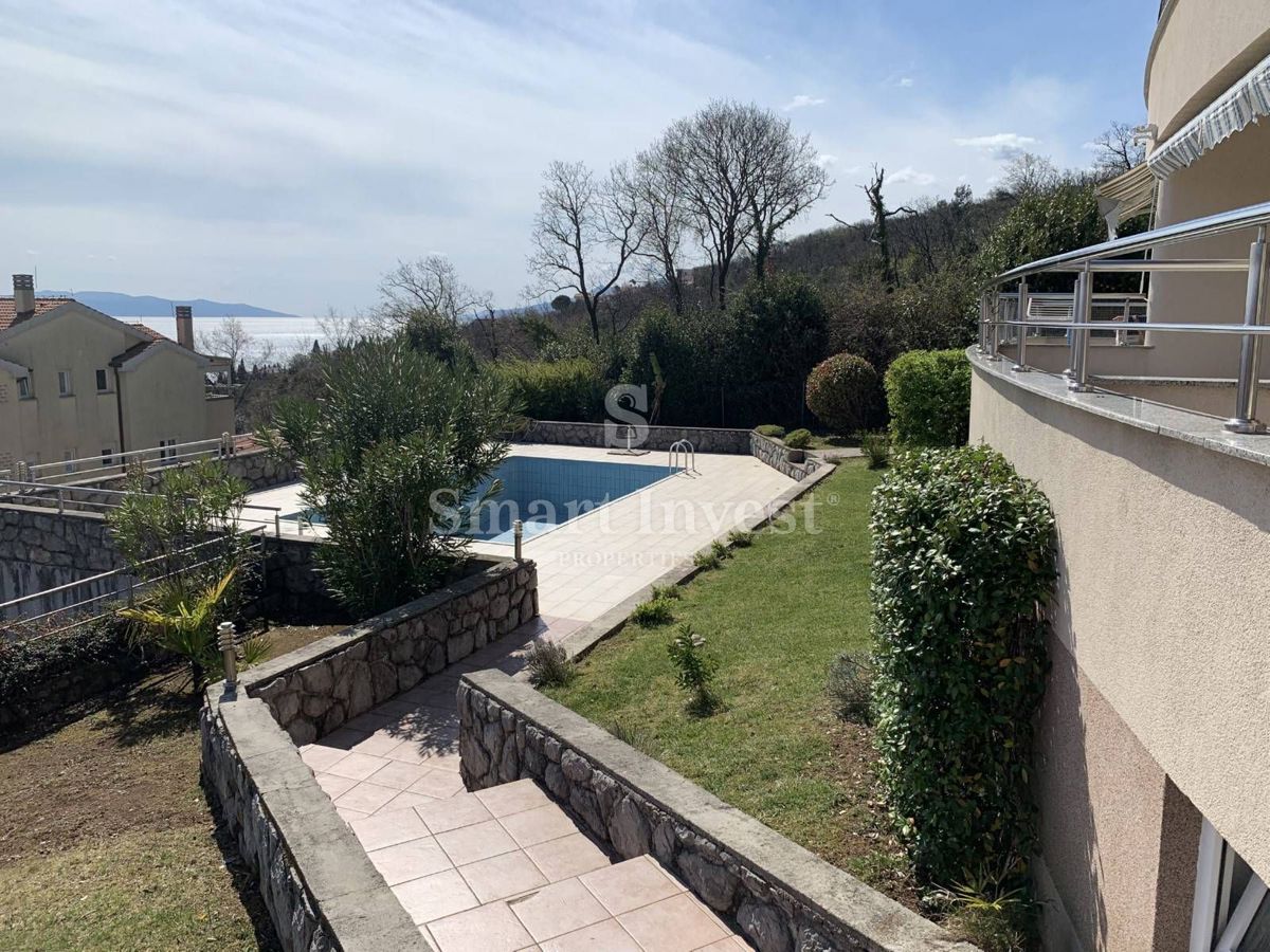 ABBAZIA, appartamento bilocale con parcheggio in edificio con piscina