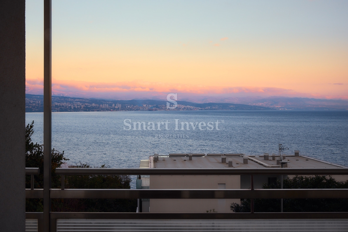 ABBAZIA, appartamento trilocale con vista mare e garage