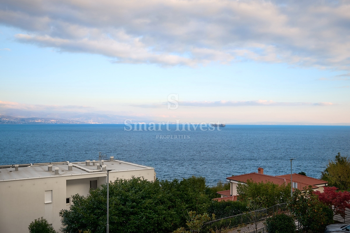 ABBAZIA, appartamento trilocale con vista mare e garage