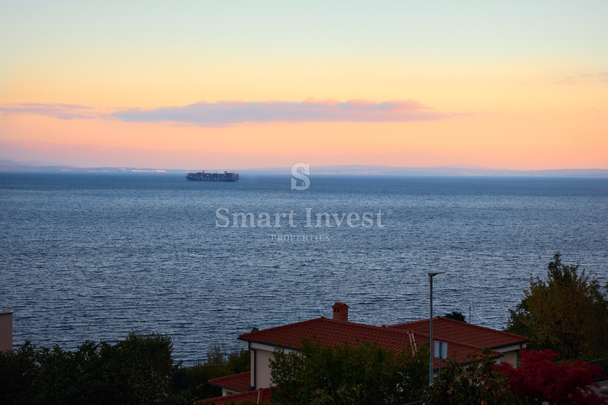 ABBAZIA, appartamento trilocale con vista mare e garage