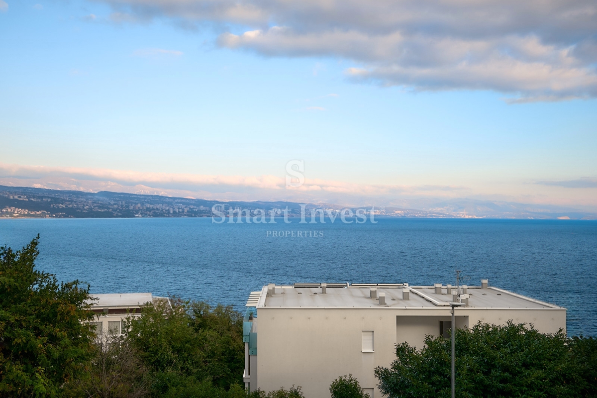ABBAZIA, appartamento trilocale con vista mare e garage