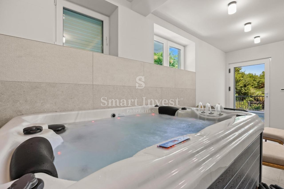 ABBAZIA - OPRIĆ, villa di lusso con piscina vicino al mare