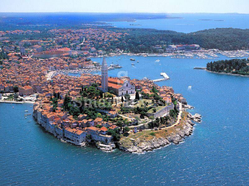 ISTRIA - ROVINJ, BUILDING LAND OF 4.083 M2 NEAR THE SEA AND CENTER