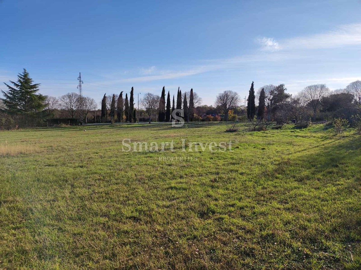 ISTRIA - ROVINJ, BUILDING LAND OF 4.083 M2 NEAR THE SEA AND CENTER