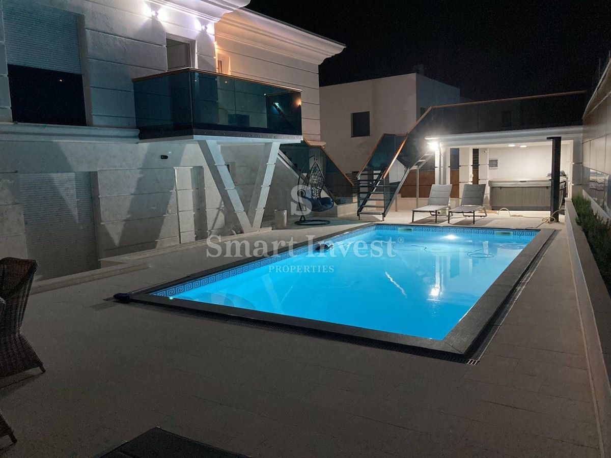 CRIKVENICA, Luxury 6-bedrooms house with pool, 500 m to the sea