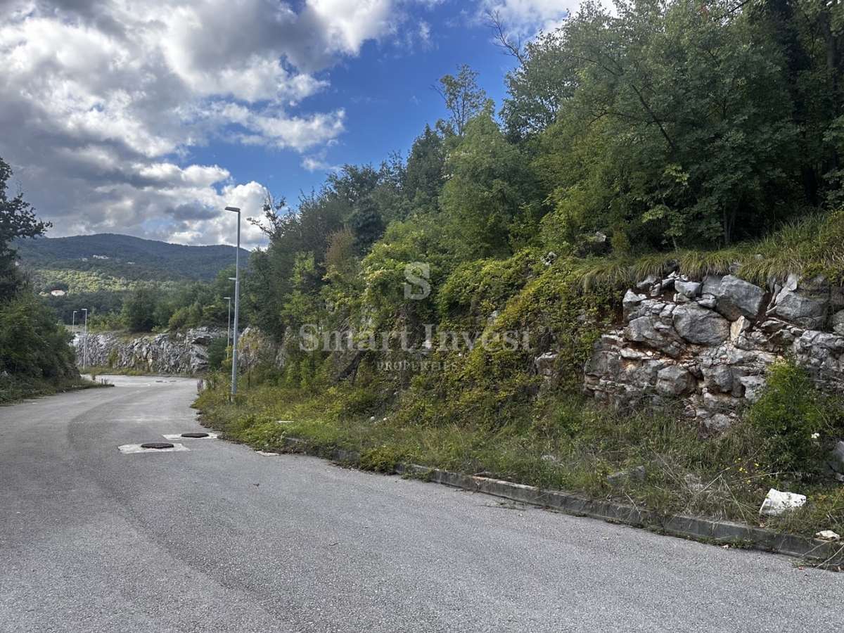 MATULJI, terreno edificabile per scopi commerciali!