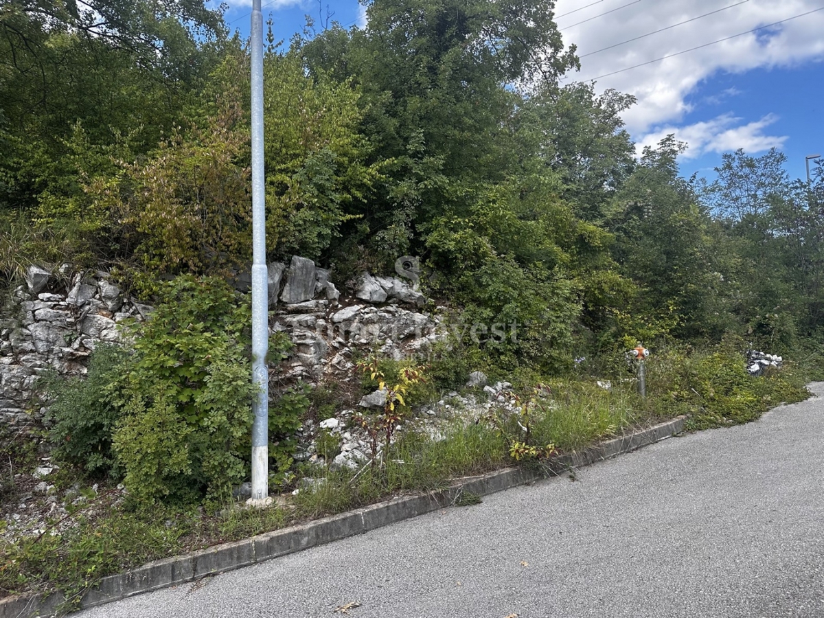 MATULJI, terreno edificabile per scopi commerciali!