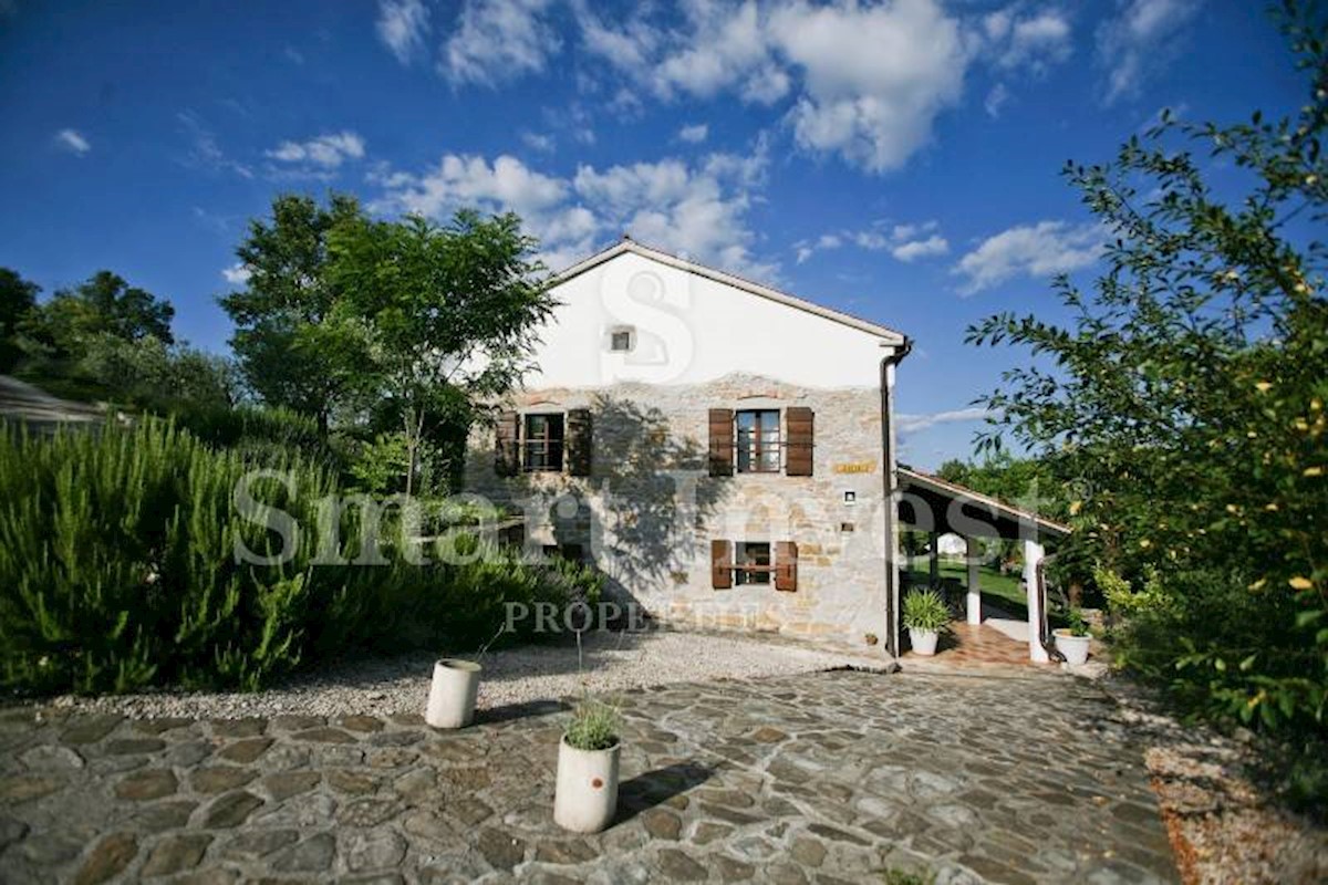 ISTRIA - MOTOVUN, Ecological estate with 3 houses, 23000 m2 land