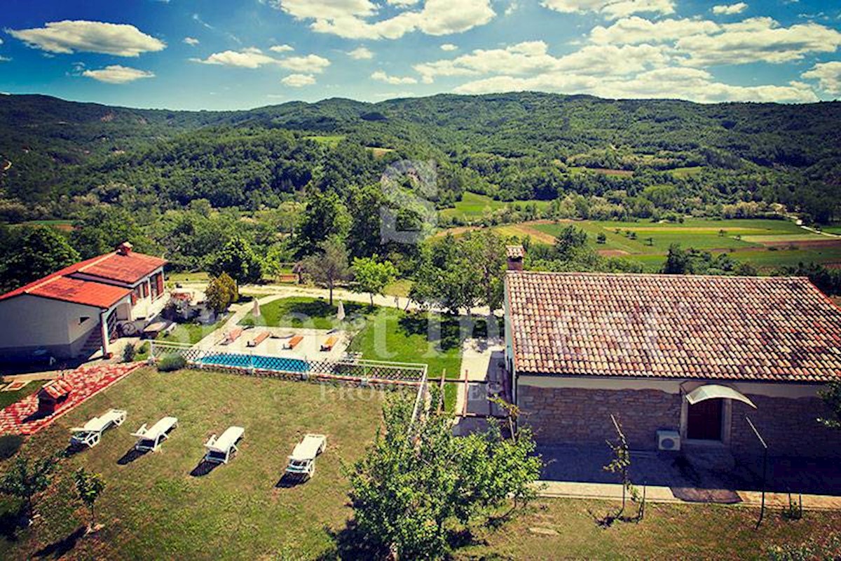 ISTRIA - MOTOVUN, Ecological estate with 3 houses, 23000 m2 land