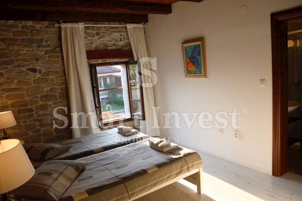 ISTRIA - MOTOVUN, Ecological estate with 3 houses, 23000 m2 land