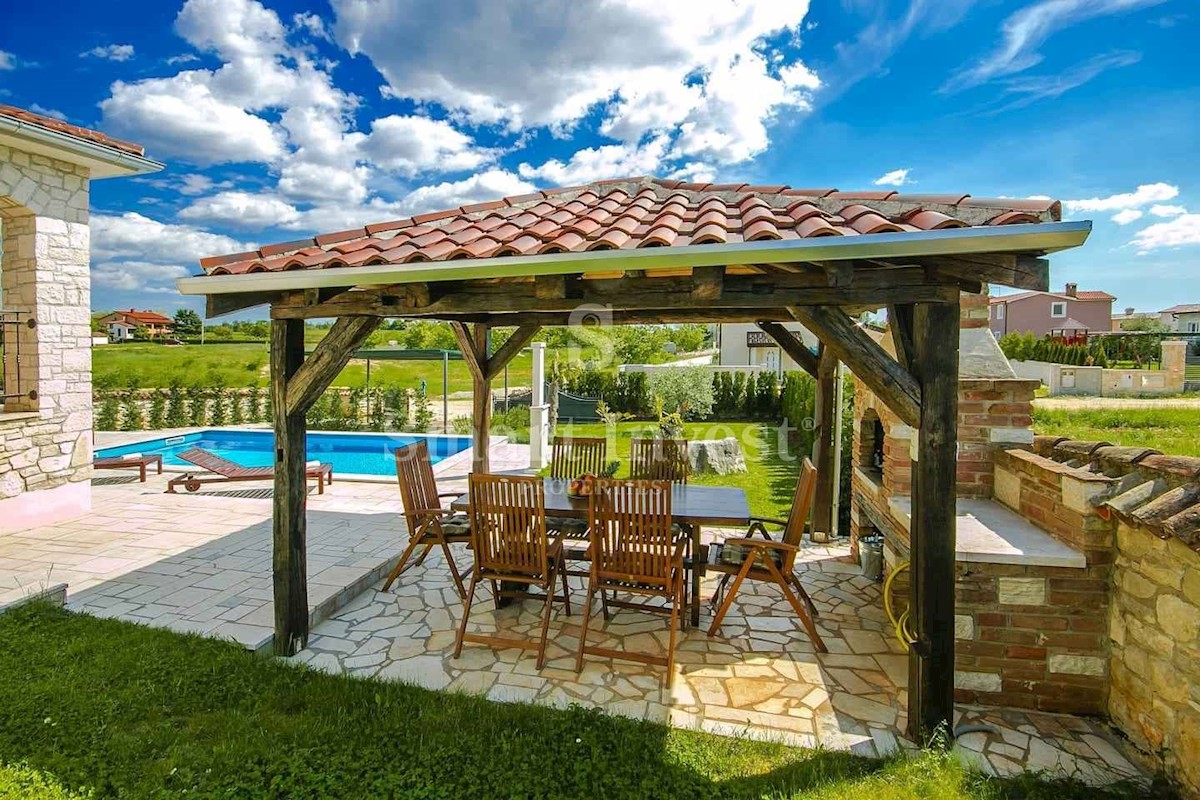 ISTRIA - POREČ, Beautiful stone villa with pool, 10 min drive to sea, for sale