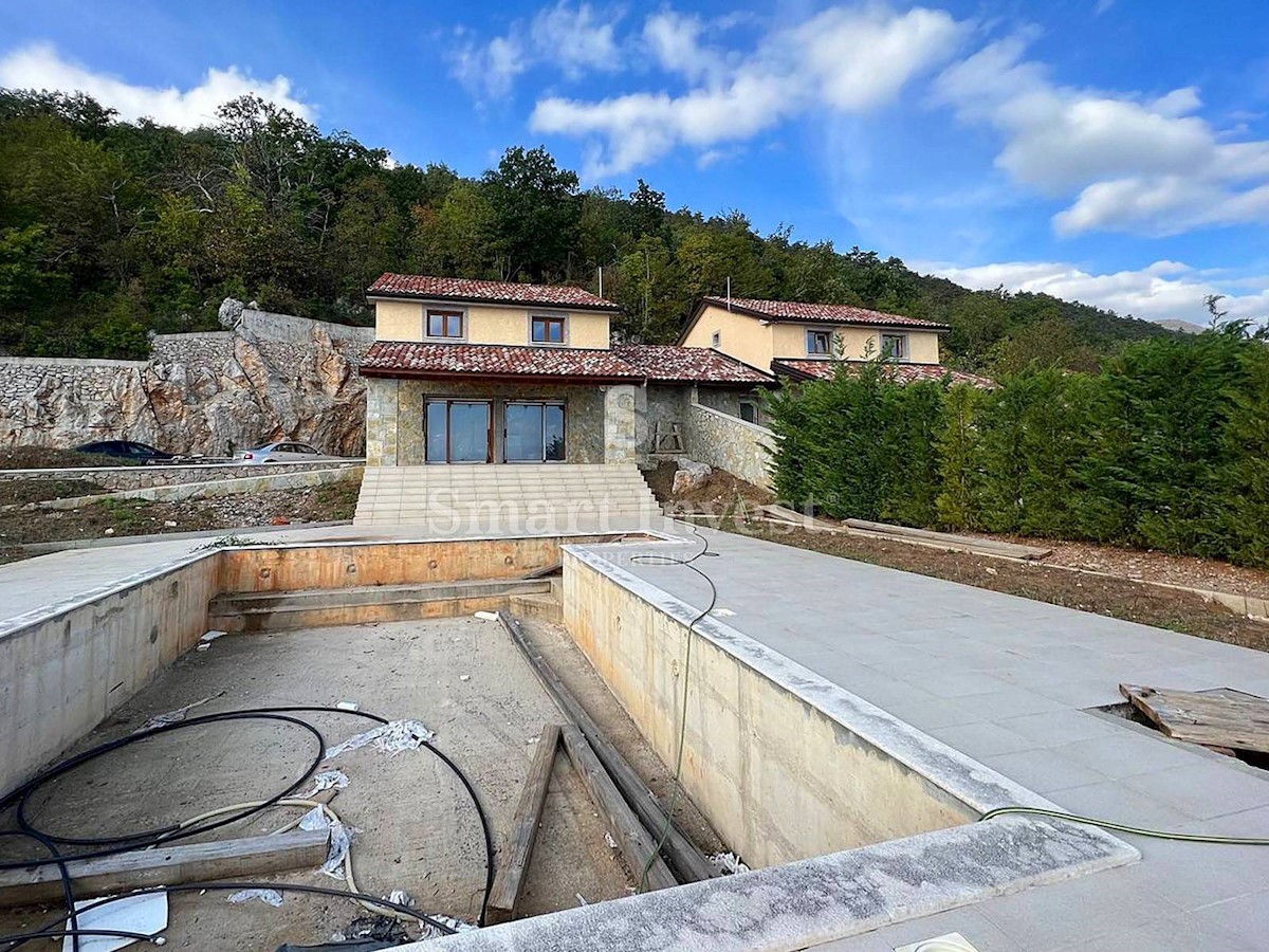 ABBAZIA - POLJANE, Due case non finite con piscine e vista mare, in vendita