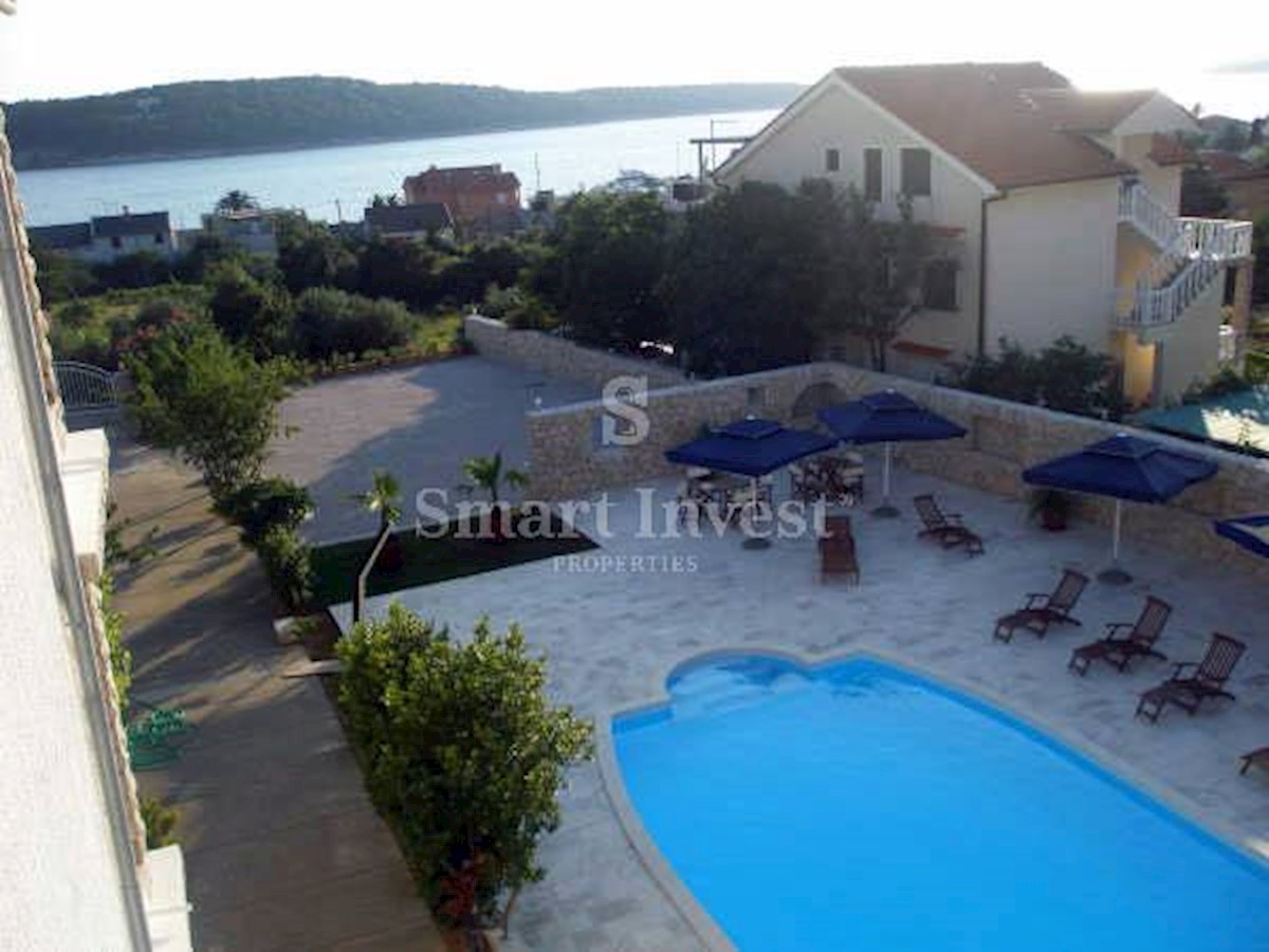 Isola di RAB, Casa con appartamenti, piscina e vista mare