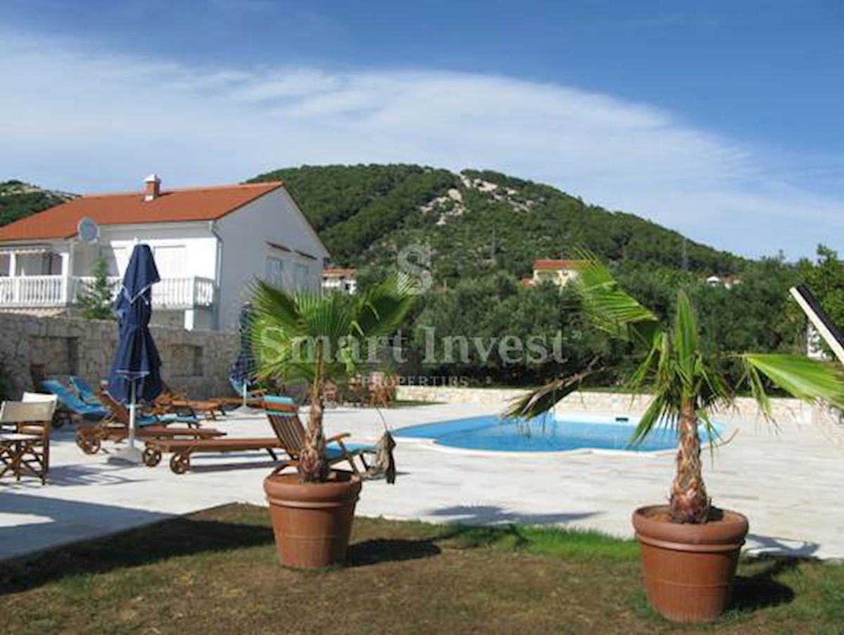 Isola di RAB, Casa con appartamenti, piscina e vista mare