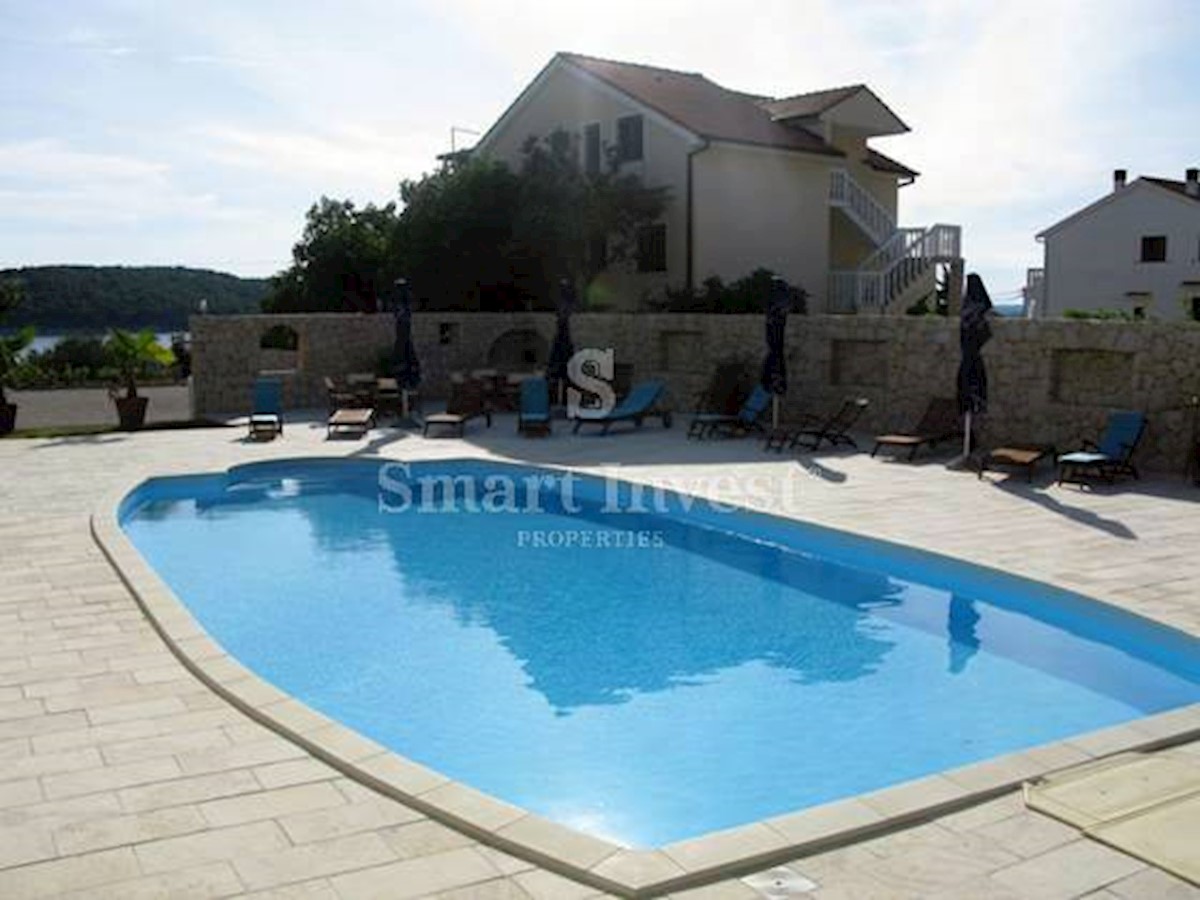 Isola di RAB, Casa con appartamenti, piscina e vista mare