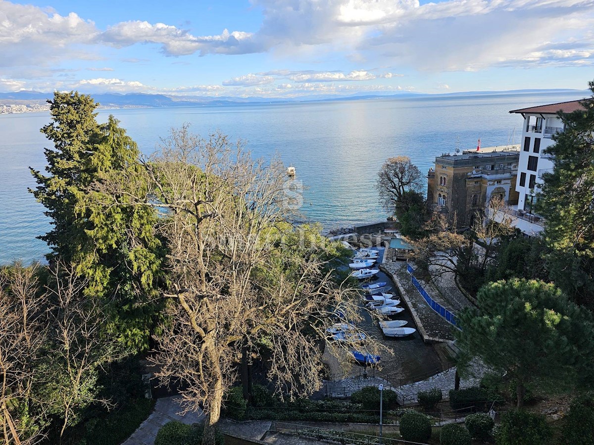 ABBAZIA - CENTRO, appartamento trilocale con terrazza prima linea sul mare