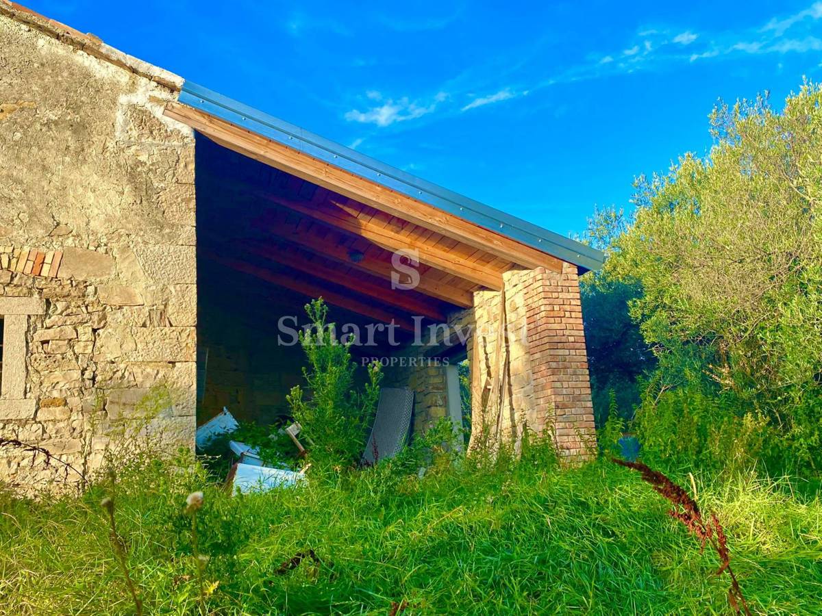 ISTRIA - HUM, casa da ristrutturare con terreno