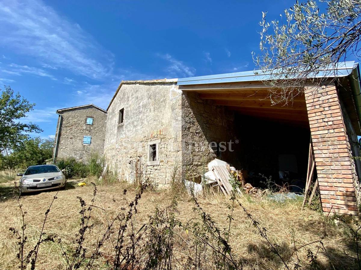 ISTRIA - HUM, casa da ristrutturare con terreno