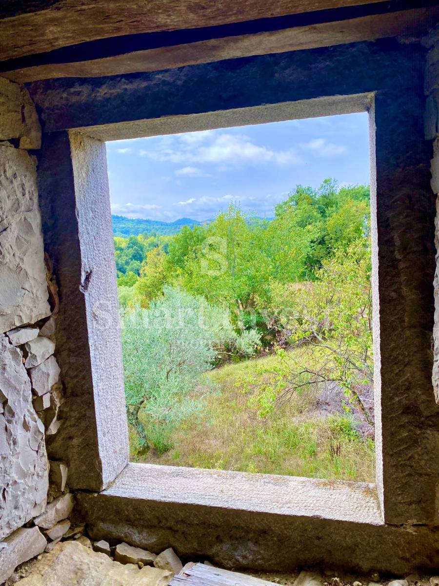 ISTRIA - HUM, casa da ristrutturare con terreno