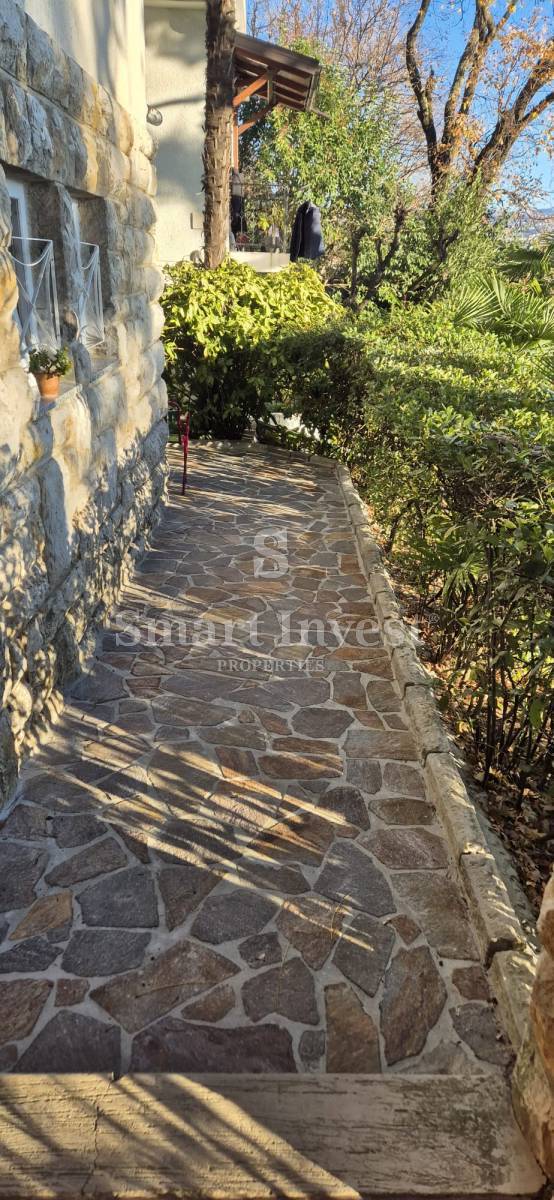 ABBAZIA, piano di una villa con parcheggio vicino al mare