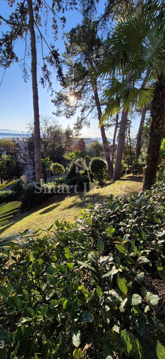 ABBAZIA, piano di una villa con parcheggio vicino al mare